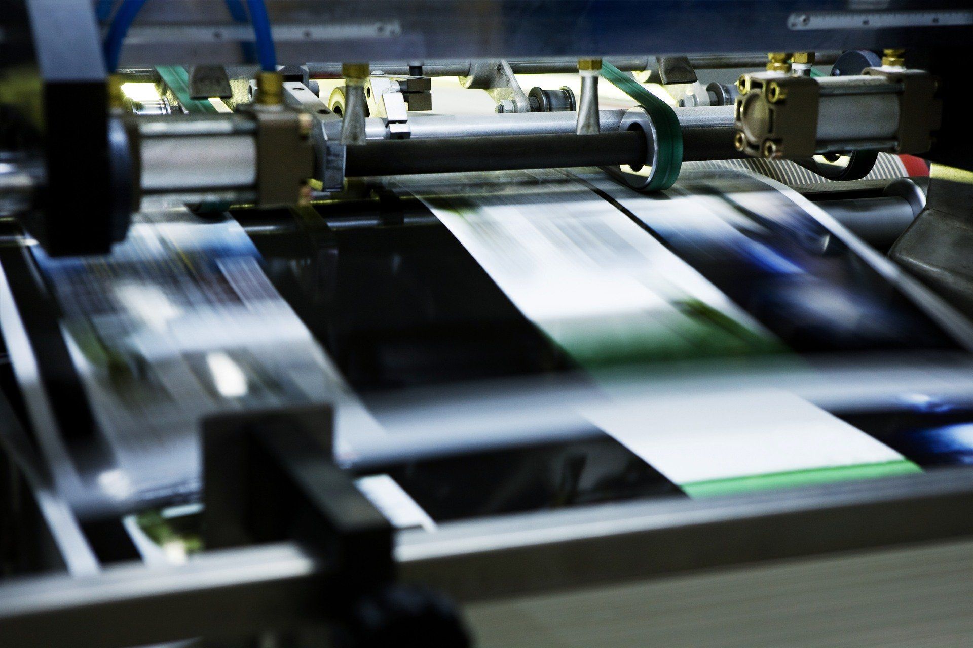 Macchinari da stampa in movimento che elaborano la carta