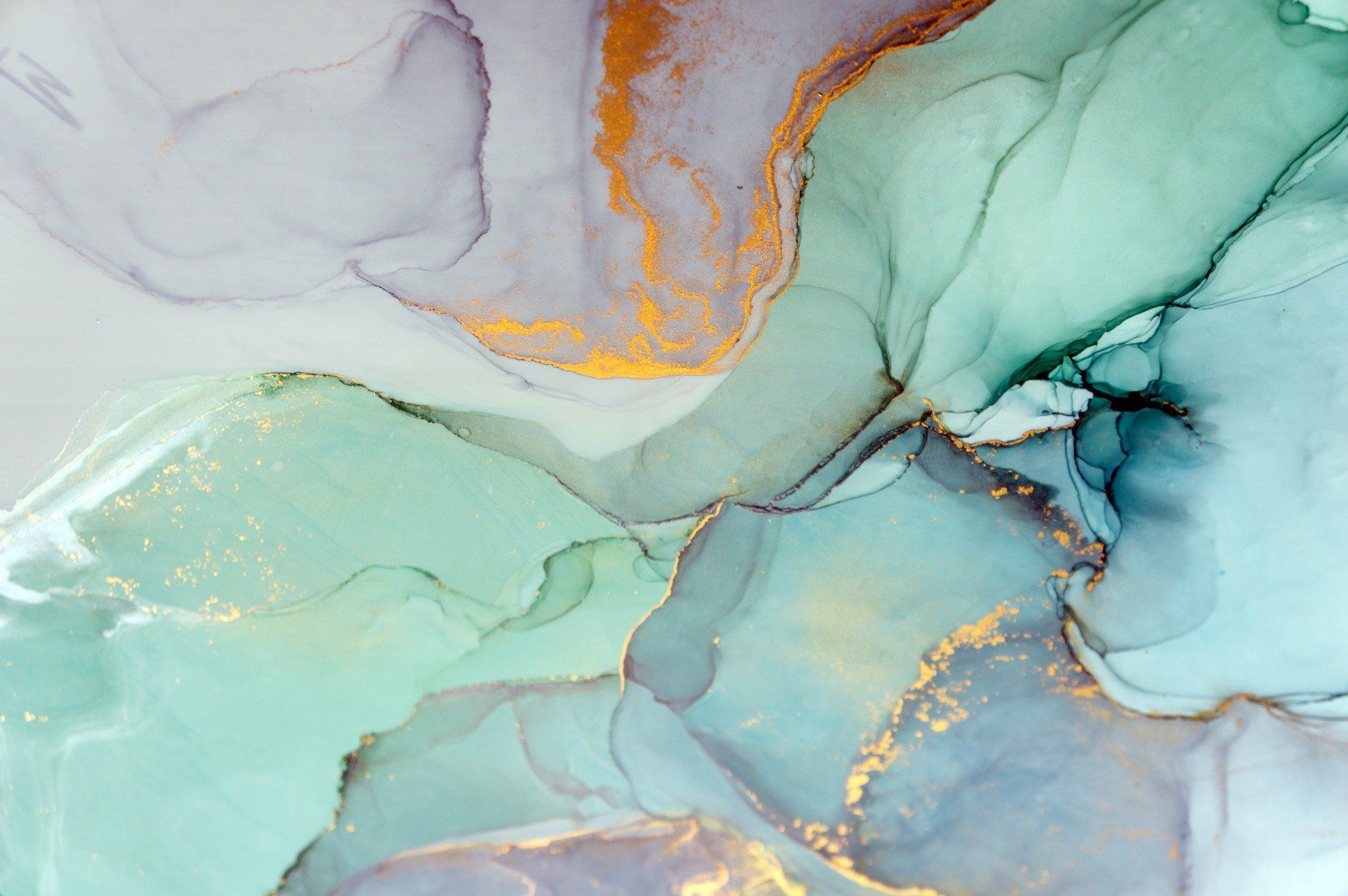 Texture astratta effetto marmo pastello con venature color menta, blu, grigio e oro.