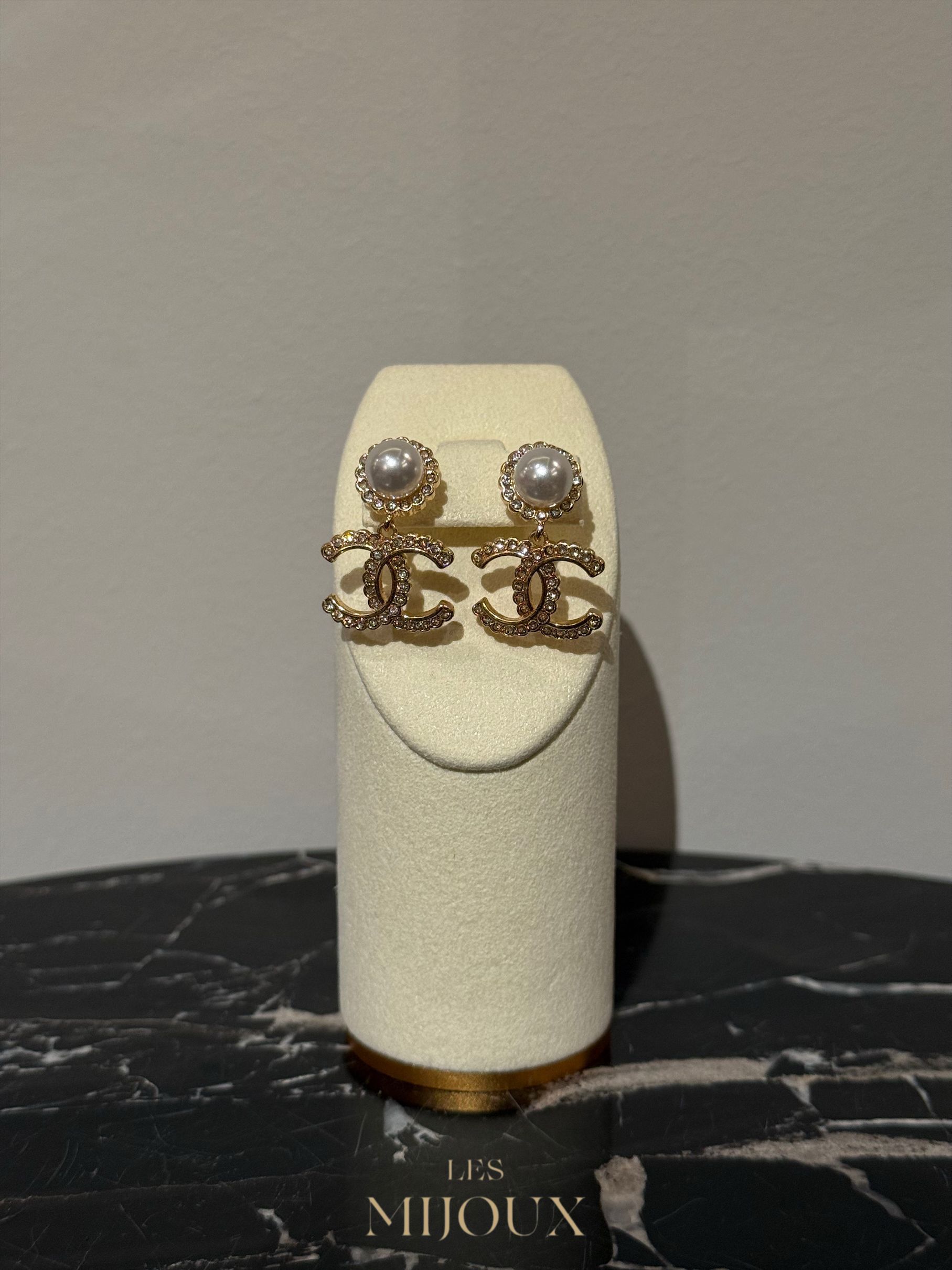 Goudkleurige Chanel-oorringen met parels en een dubbel 