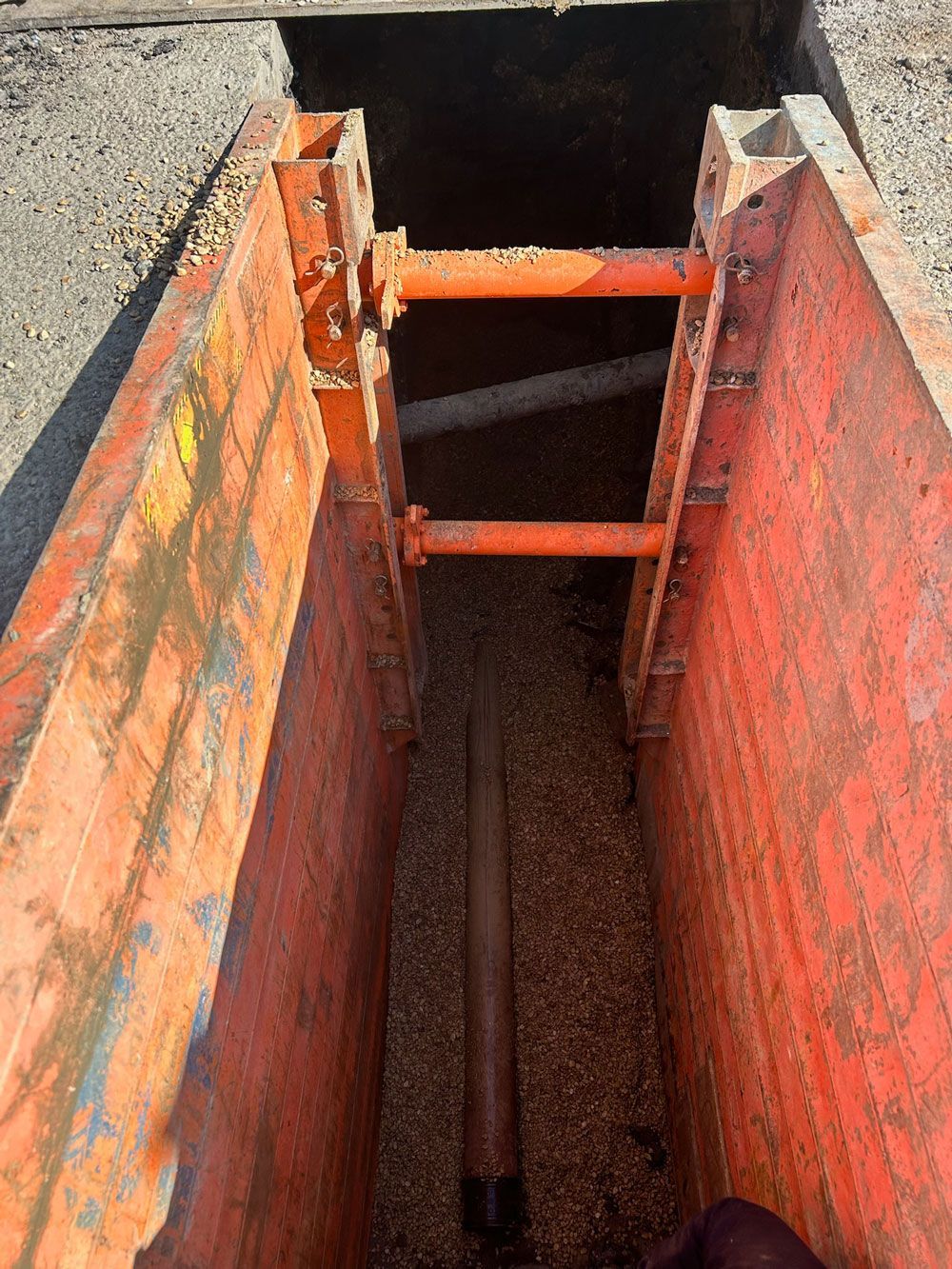 Deep excavation with piling for sewer connection
