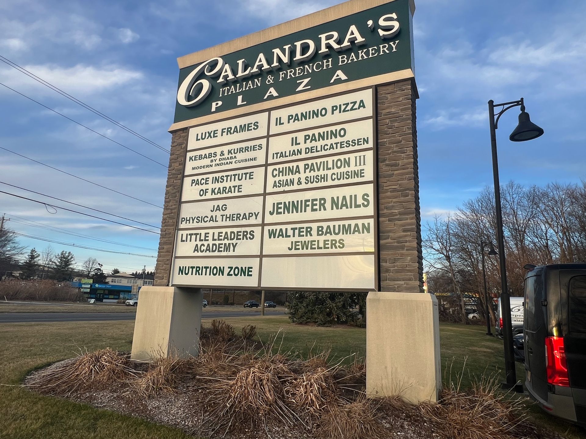 A sign that says calandra 's plaza on it