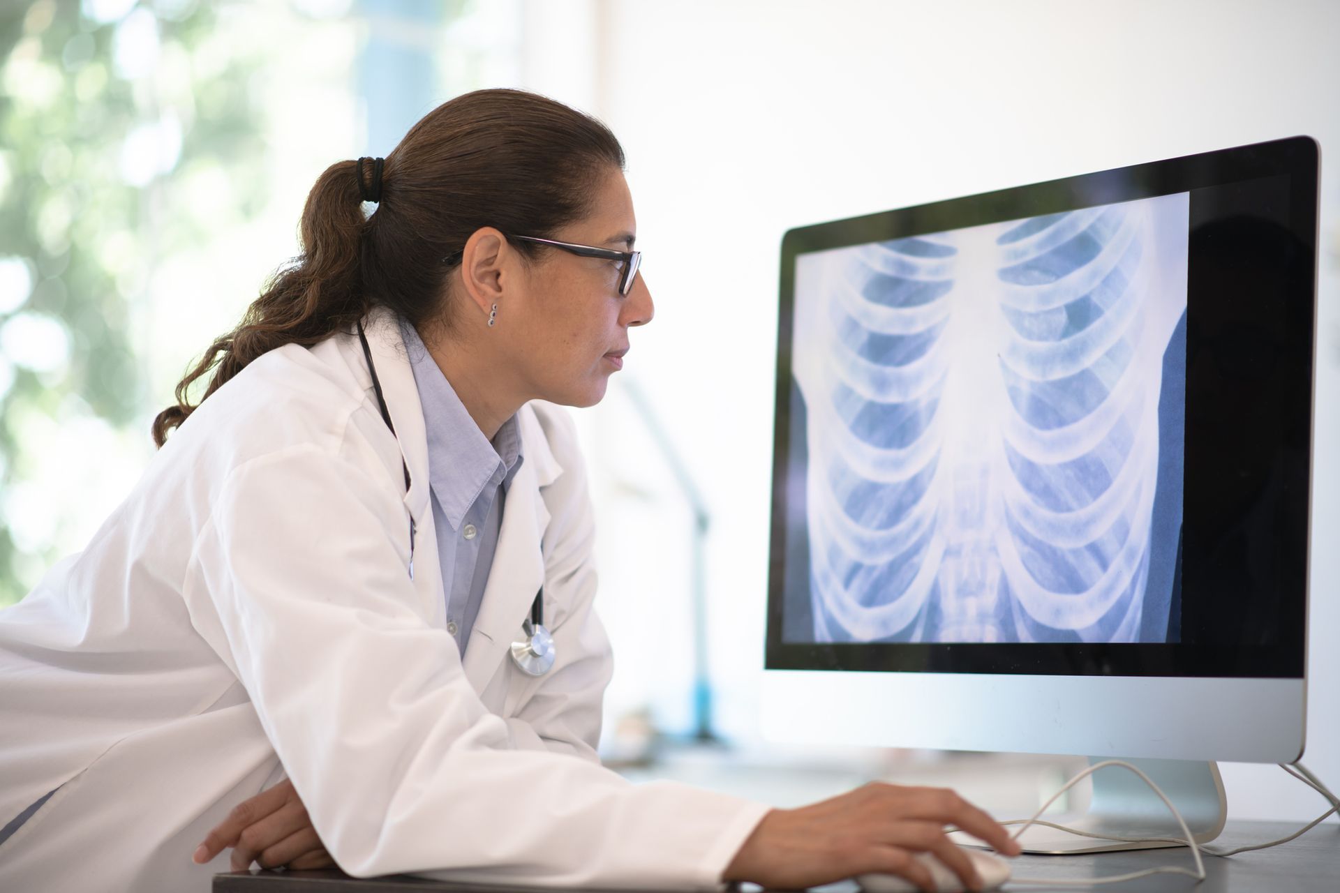 Un medico sta guardando una radiografia sullo schermo di un computer.