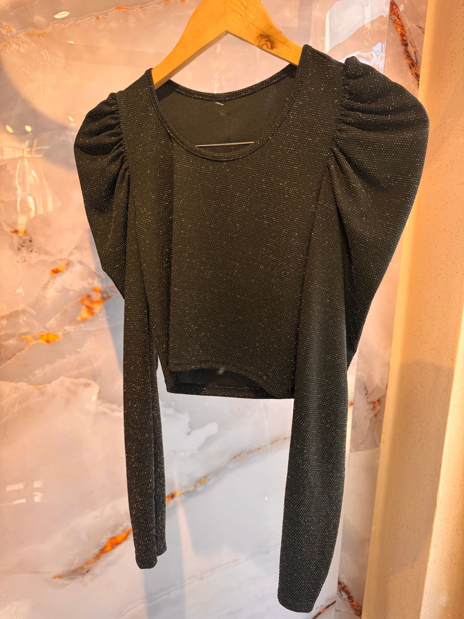 Remera manga larga, con hombros princesa y glitter