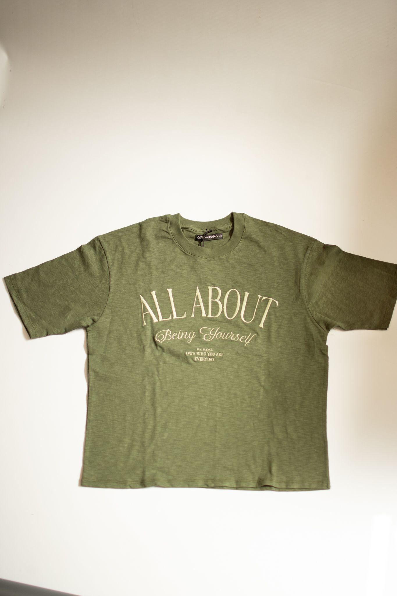 Camiseta verde oliva con gráfico 