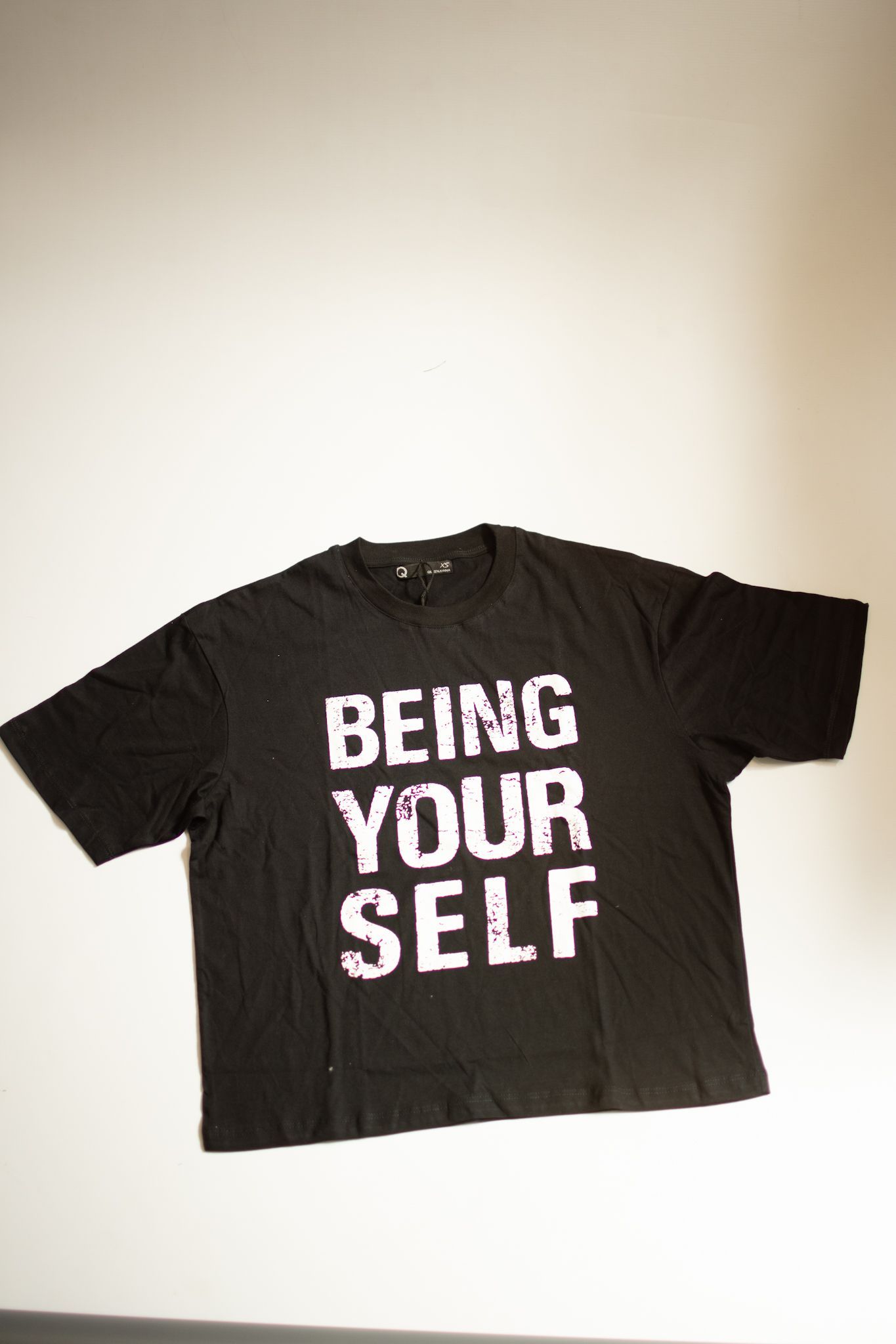 Camiseta negra con la frase 