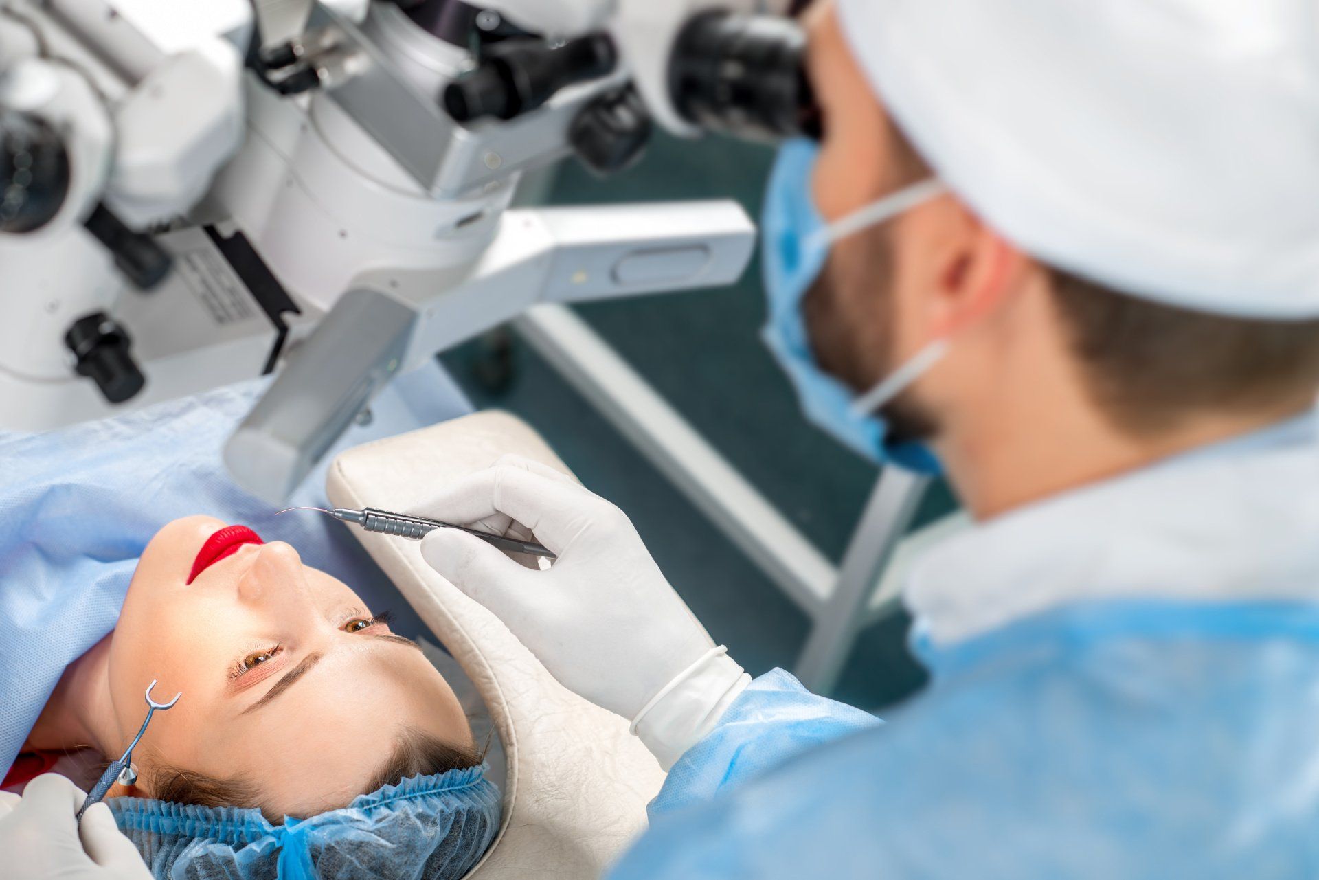 como é feita a cirurgia de catarata