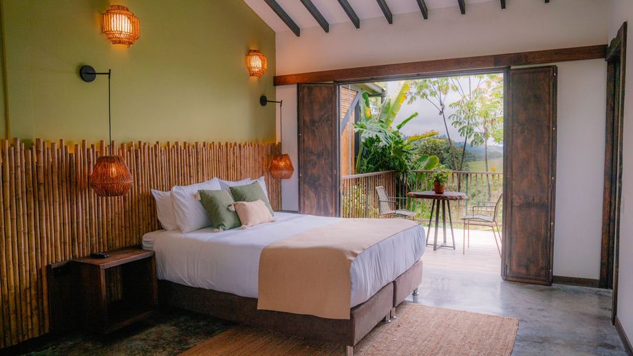 Un dormitorio con una cama grande y un balcón.