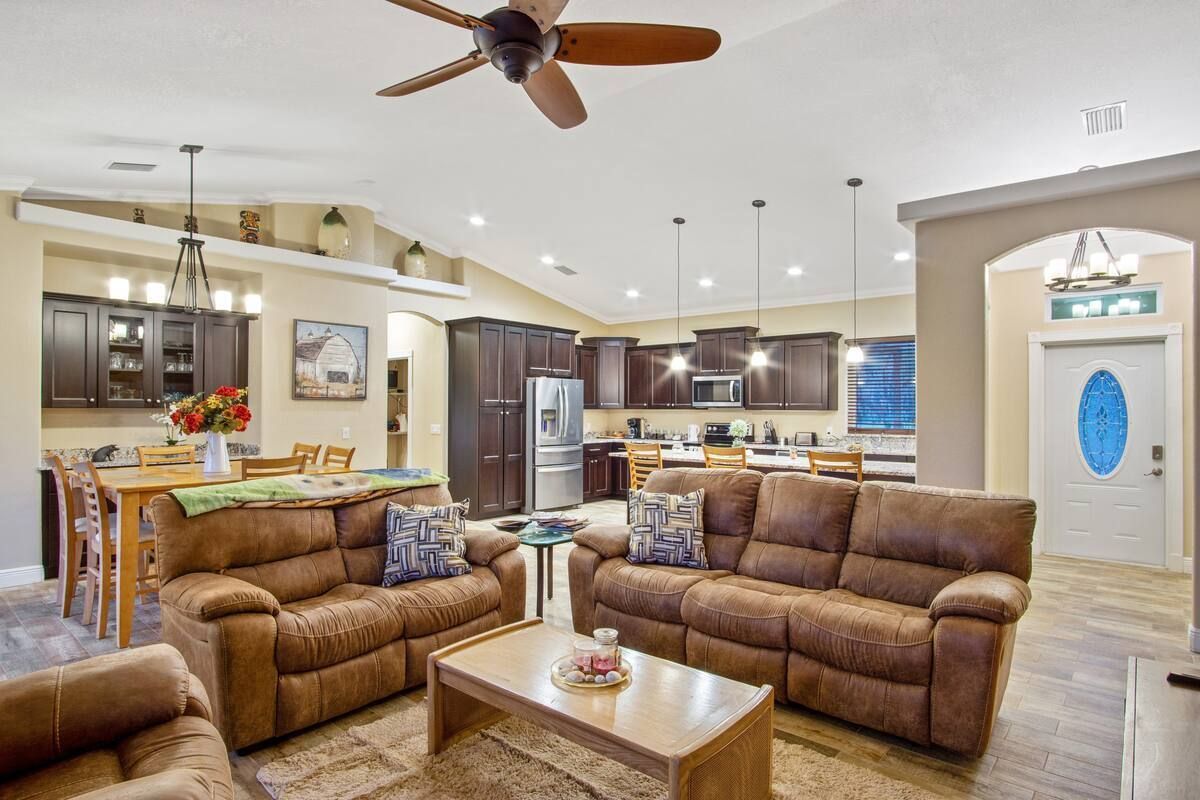 A living room filled with furniture and a ceiling fan.
