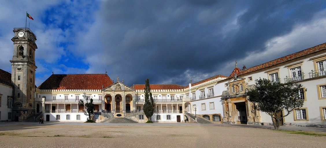 Um grande edifício com uma torre do relógio no topo