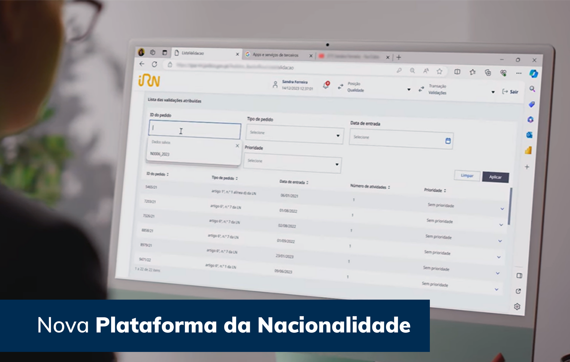 Uma pessoa está olhando para uma tela de computador que diz nova plataforma da nacionalidade