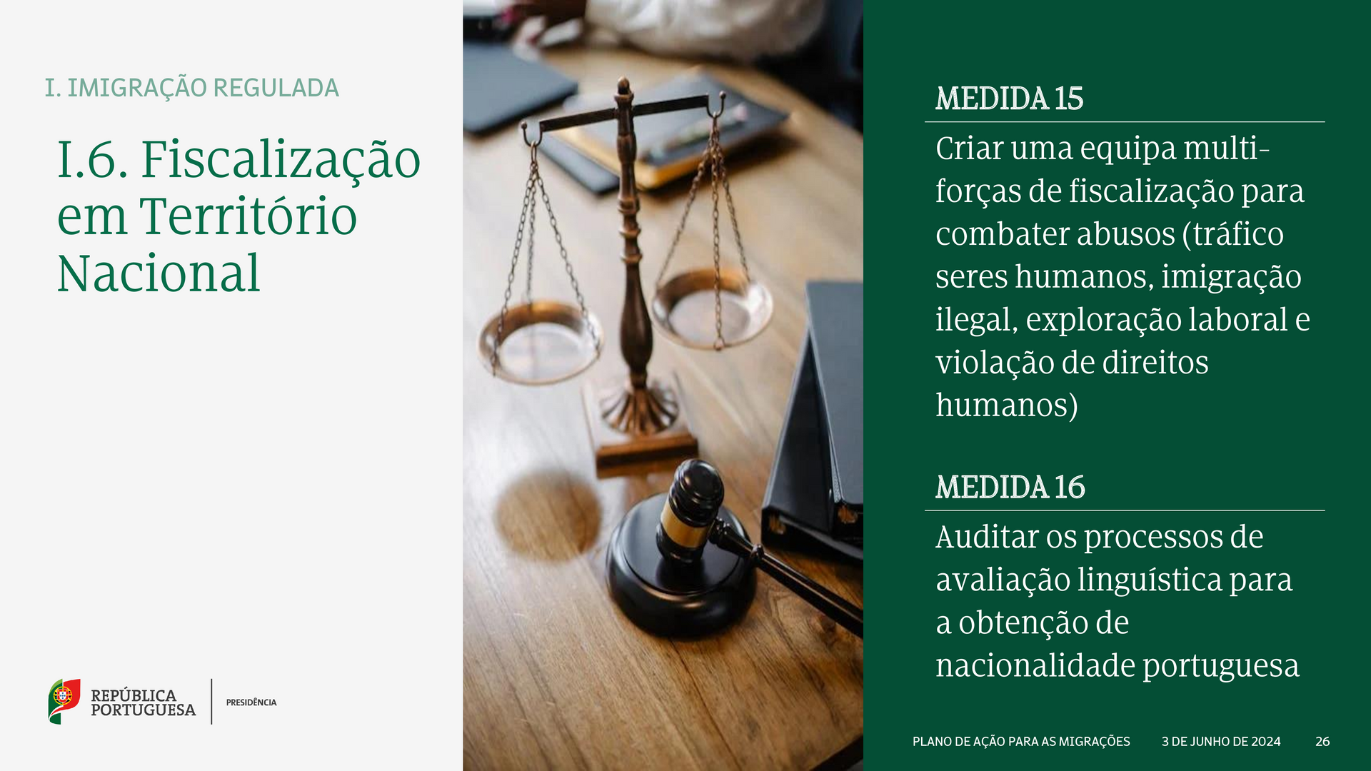 Um cartaz com uma balança de justiça e um martelo sobre uma mesa.