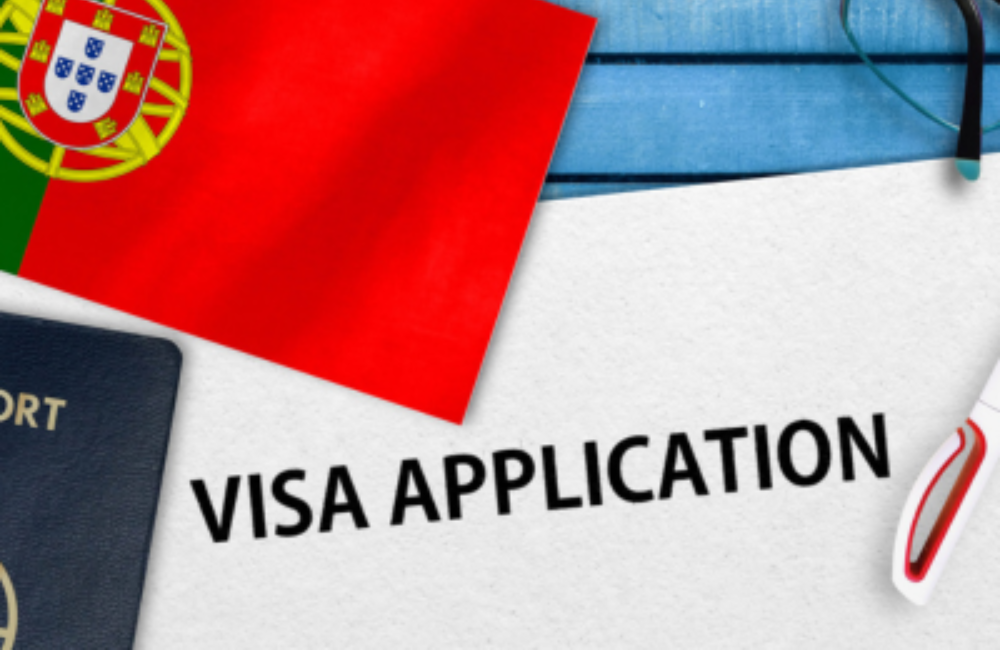 Um pedido de visto com passaporte e bandeira