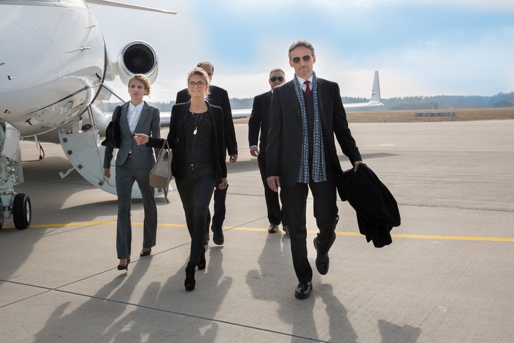 Um grupo de pessoas está caminhando em direção a um avião