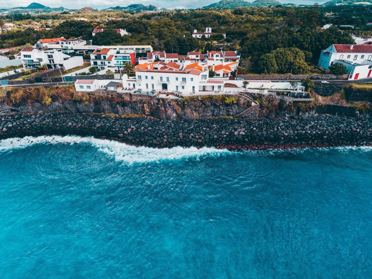 Uma vista aérea de uma pequena cidade às margens de um grande corpo de água.