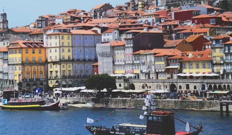 Uma cidade com muitos edifícios e barcos na água