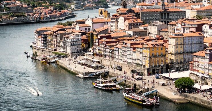 Uma vista aérea de uma cidade cercada por água e barcos.