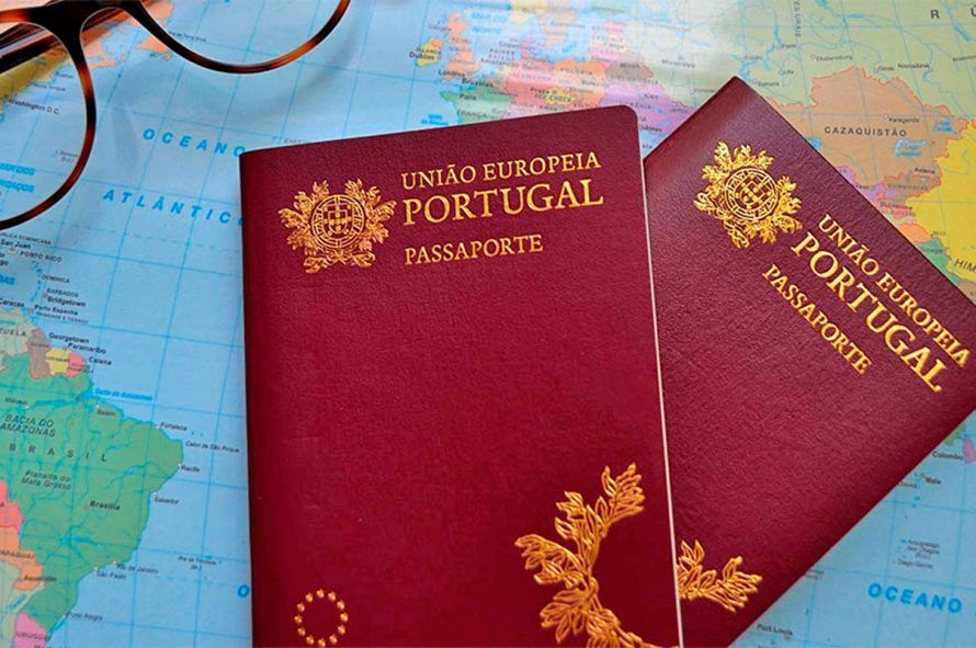 Dois passaportes de portugal estão num mapa