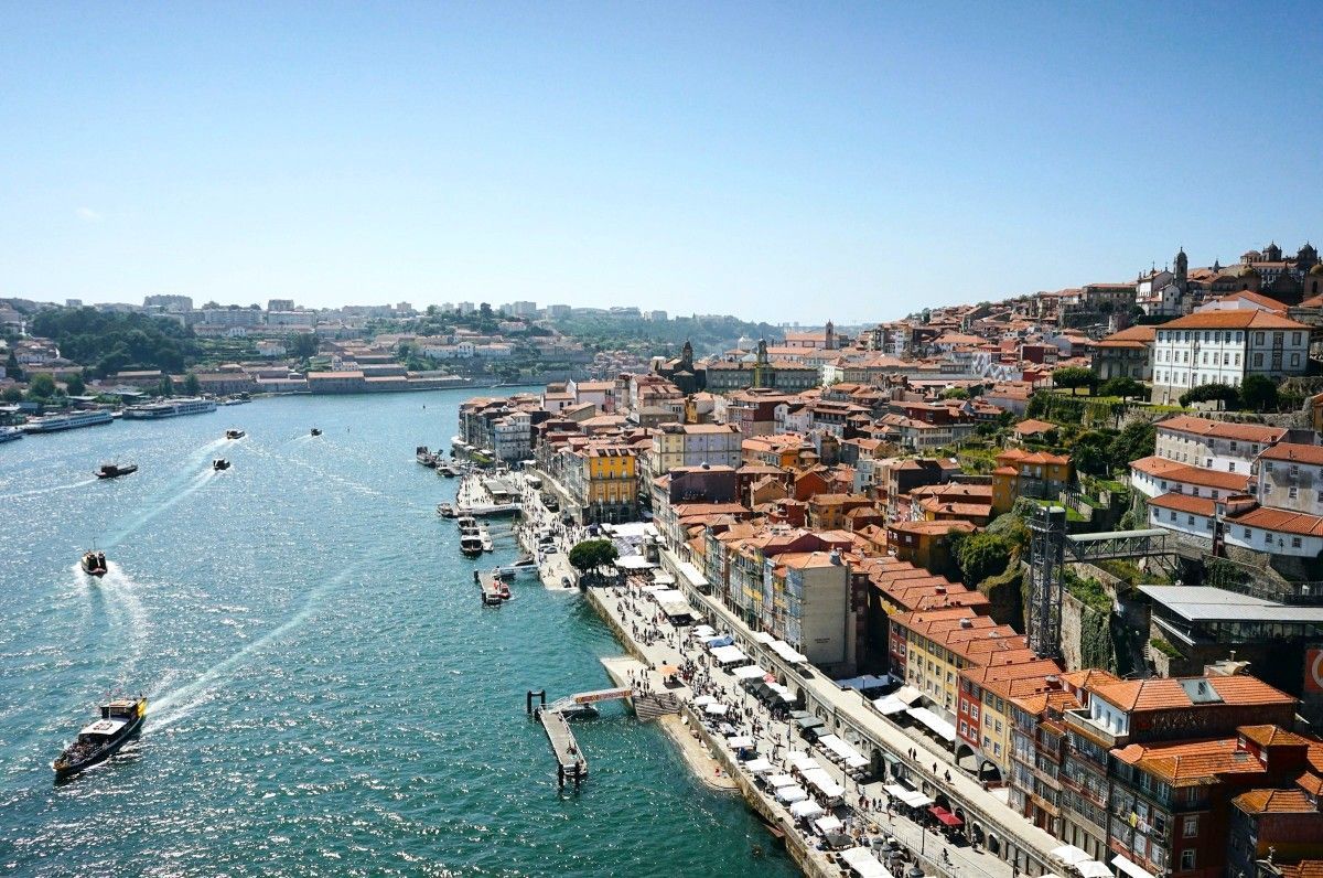 Uma vista aérea de uma cidade com barcos na água