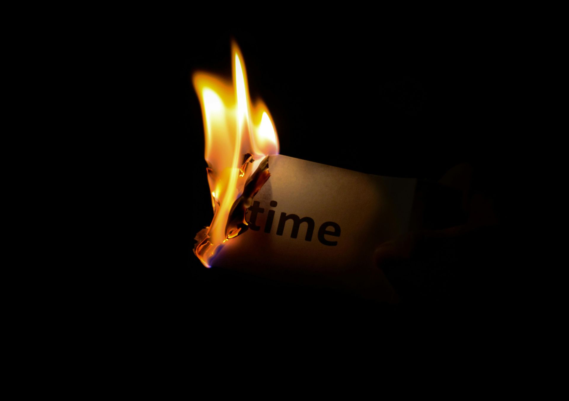 Een brandend stuk papier met het woord 