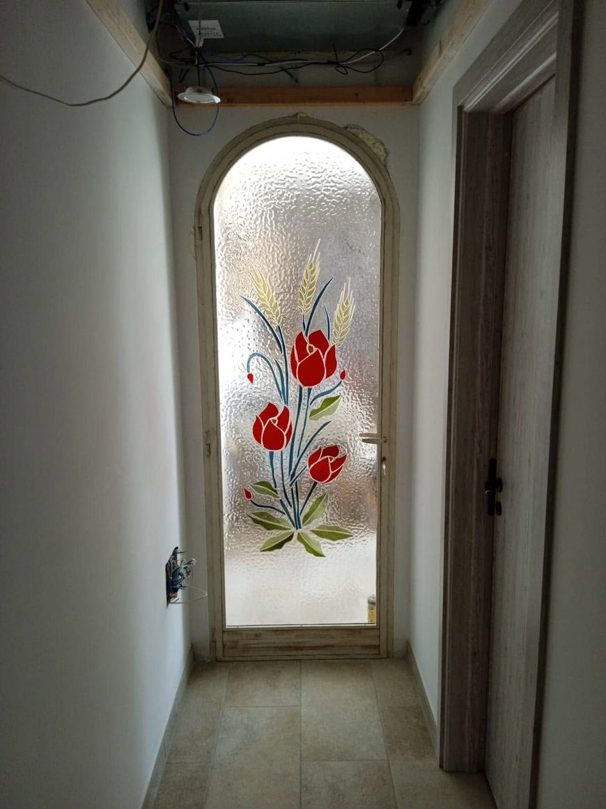 Icona religiosa dipinta raffigurante la Vergine Maria con il Bambino, in una cornice dorata riccamente decorata su pannello di legno.