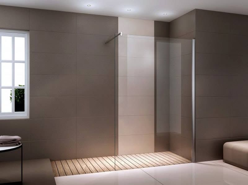 Bagno moderno con doccia piastrellata, box doccia in vetro e piccola finestra.