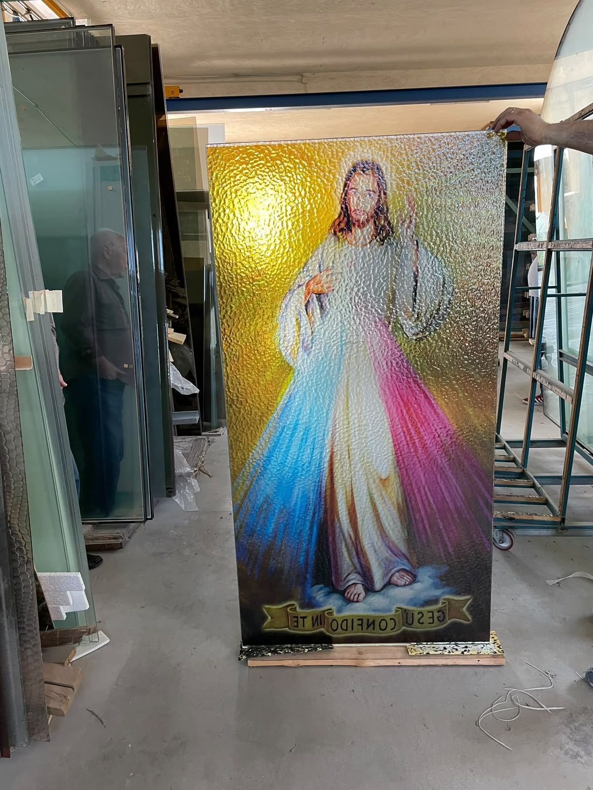 Icona religiosa dipinta raffigurante la Vergine Maria con il Bambino, in una cornice dorata riccamente decorata su pannello di legno.
