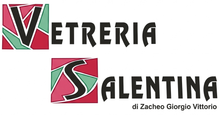 Logo della Vetreria Salentina, testo nero con emblemi geometrici a forma di “V” e “S” in rosso, verde e nero.