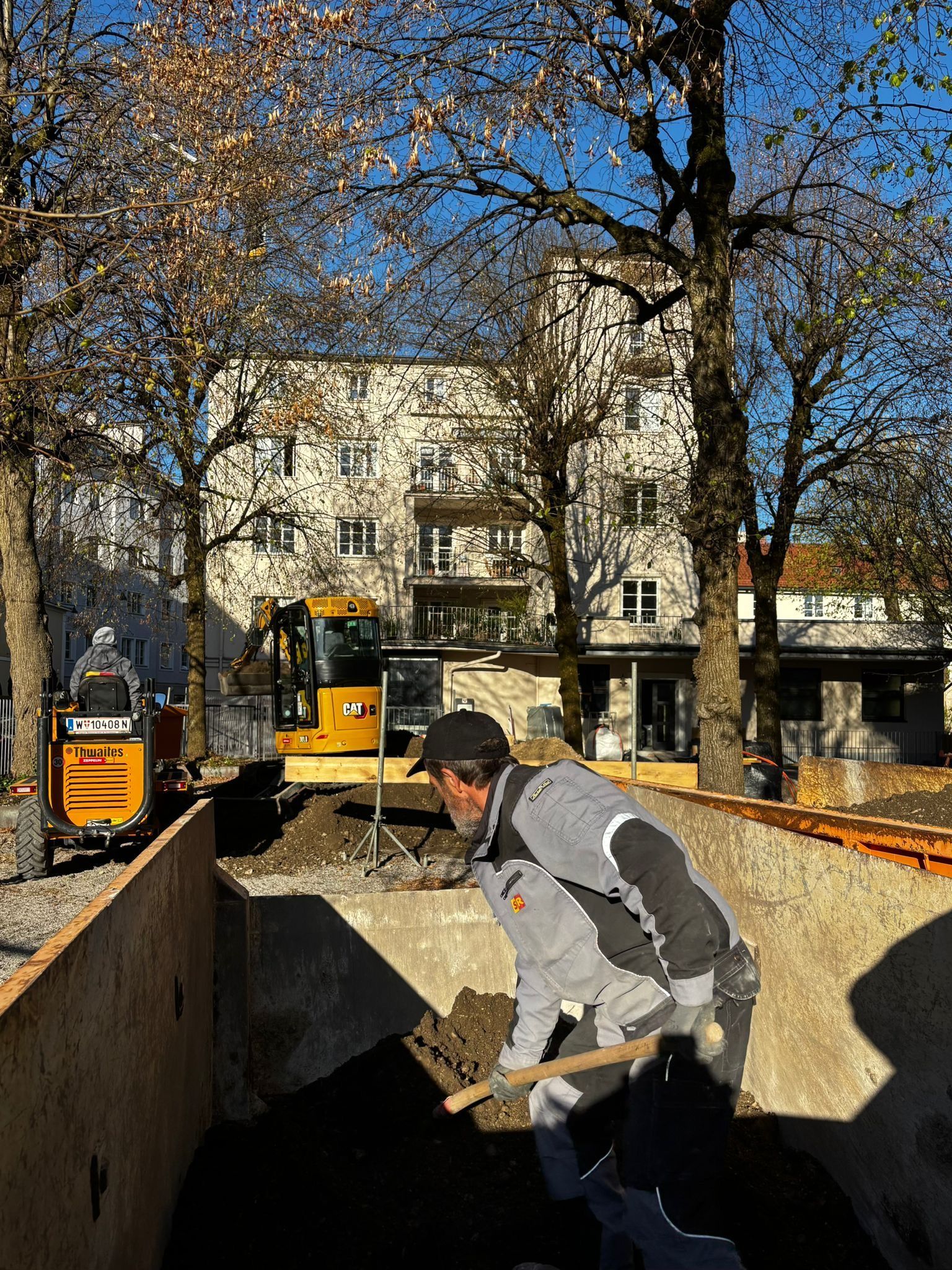 Bauarbeiter bei Arbeiten an einer Außenbaustelle 