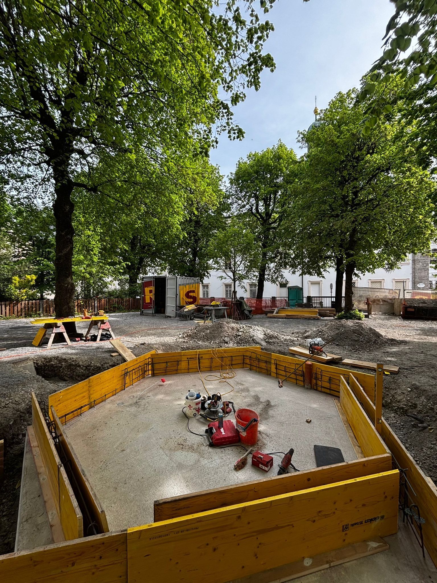Modernisierung einer Außenlage mit neuem Fundament 