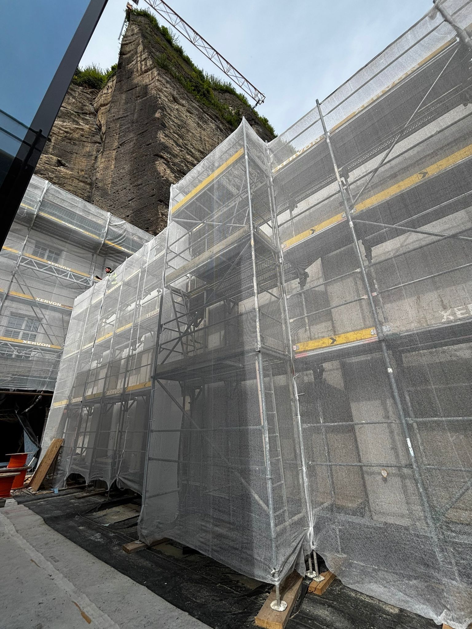 Eingerüstete Gebäude Fassade im Zuge der Sanierung arbeiten 