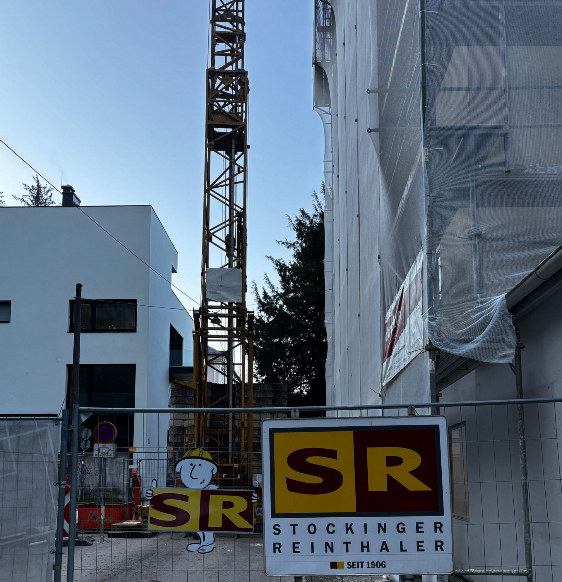 Fassademodernisierung mit Baukran und Schutzgerüst