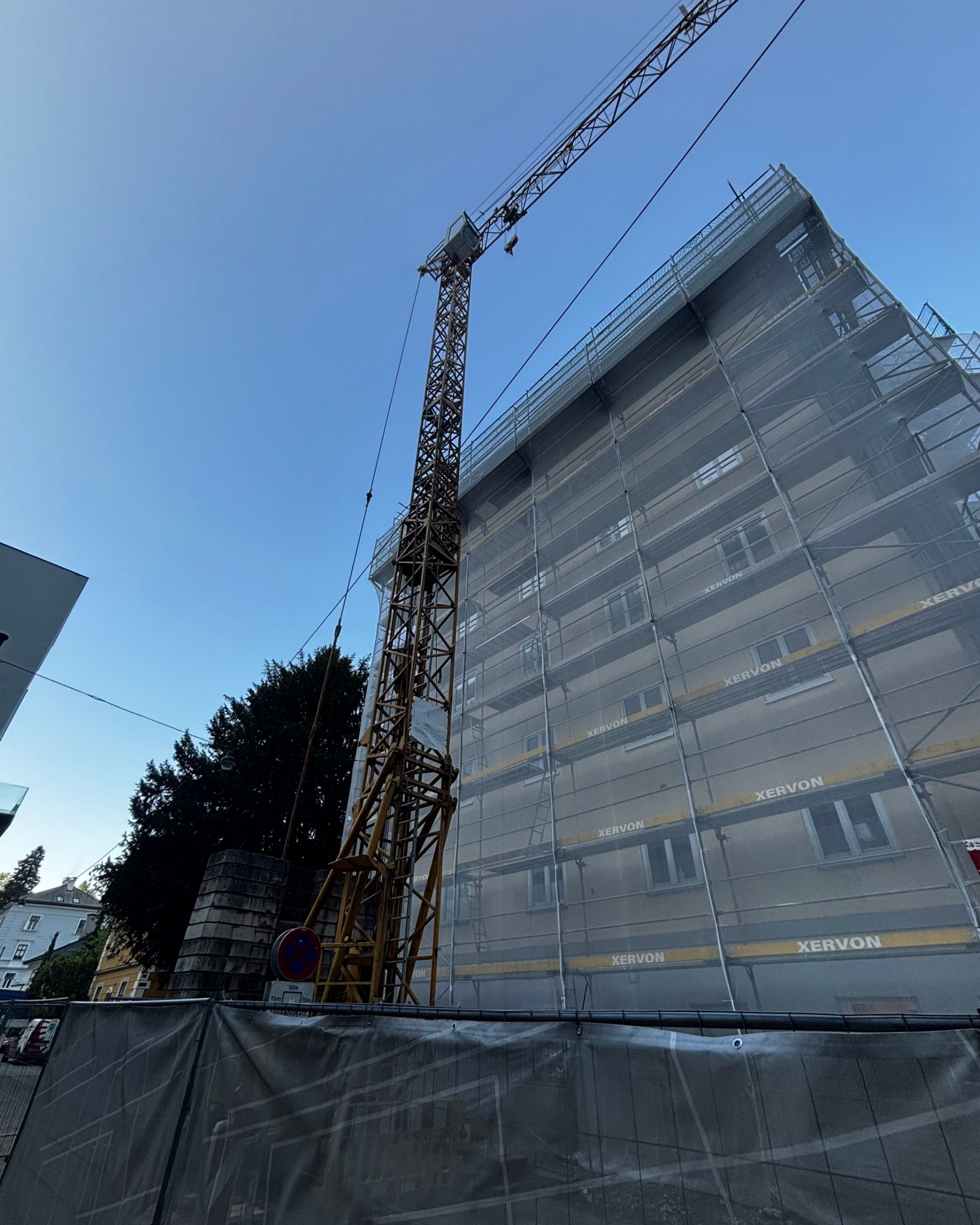 Eingerüstetes Gebäude laufender Sanierung arbeiten