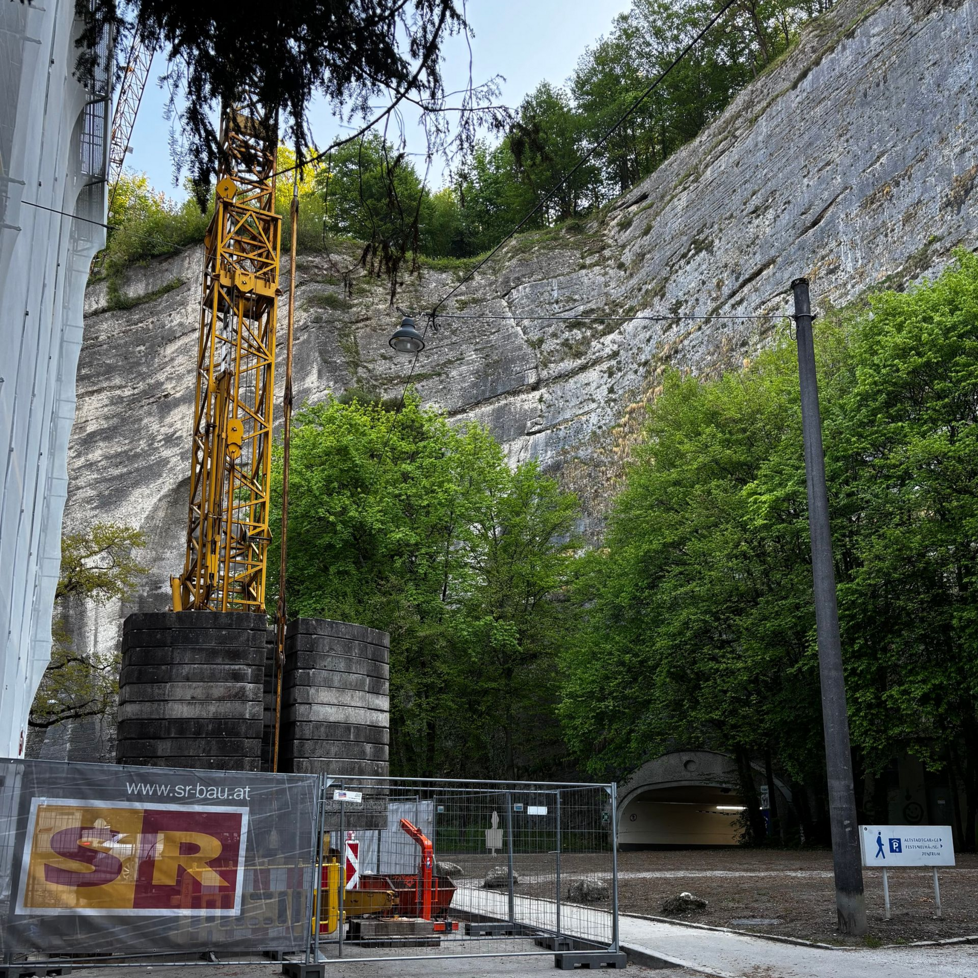 Baustelle mit Kran arbeiten an einem Hanggrundstück