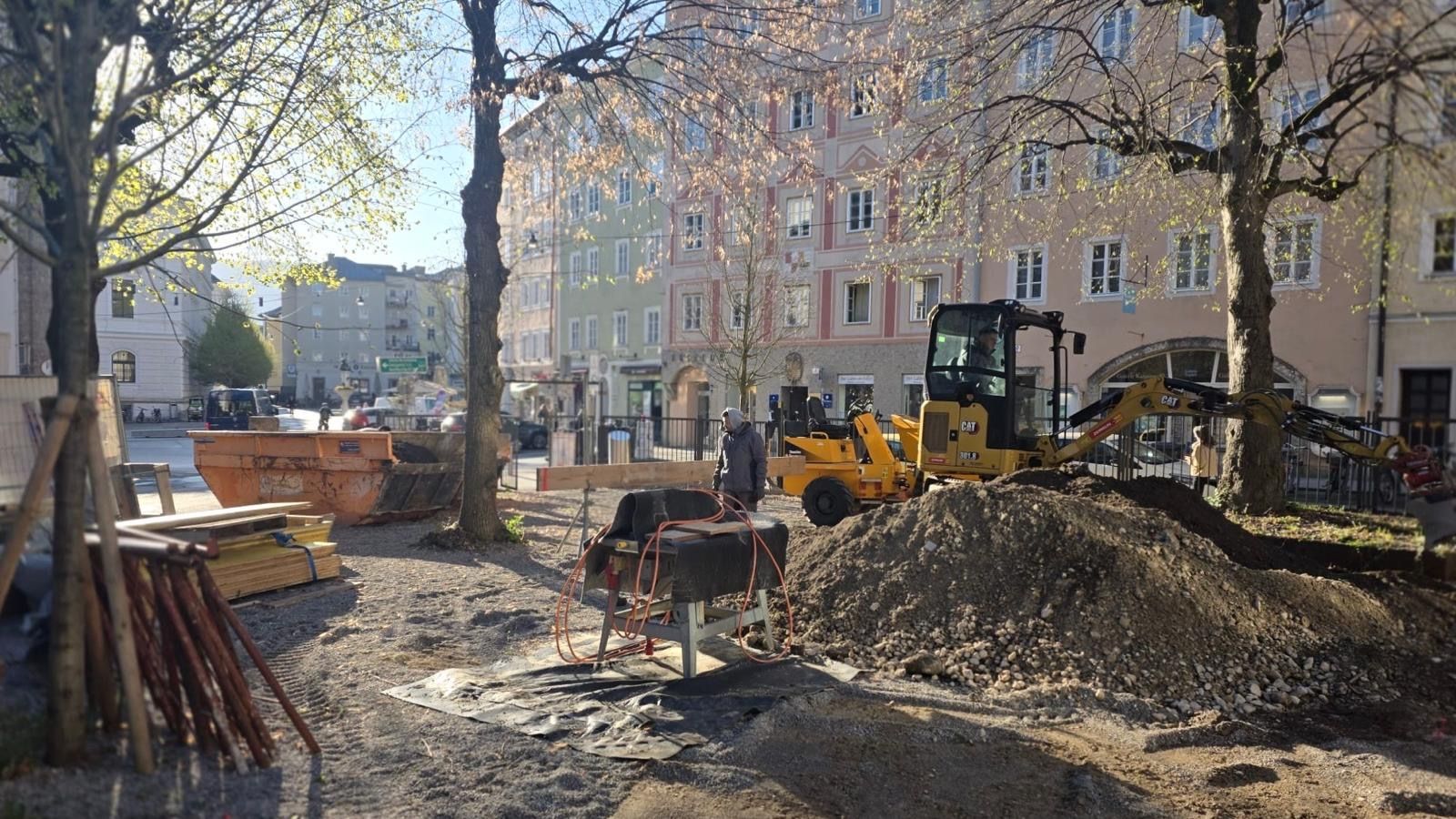 Baustelle im Außenbereich mit Bagger und Erdarbeiten