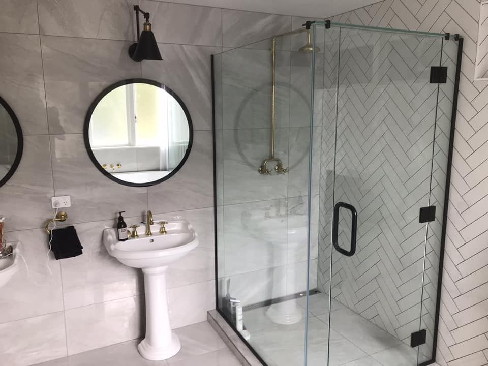subway tiled bathroom in traditional style