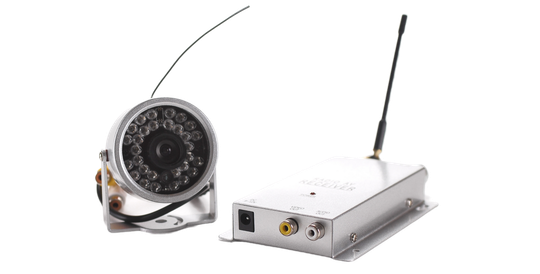 Telecamera di sicurezza e ricevitore wireless con antenna su sfondo bianco.