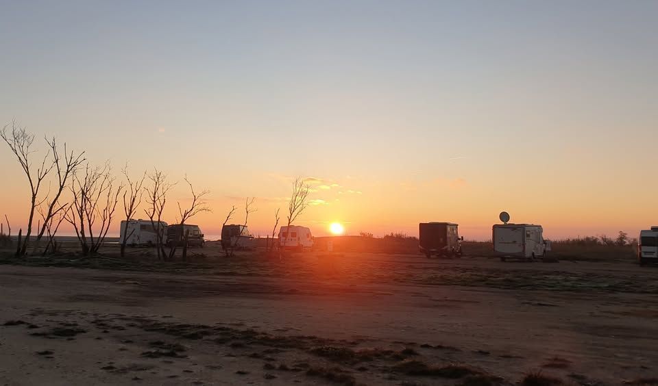Off grid staam in Frankrijk bij zonsopkomst. De Blije Camperaar.