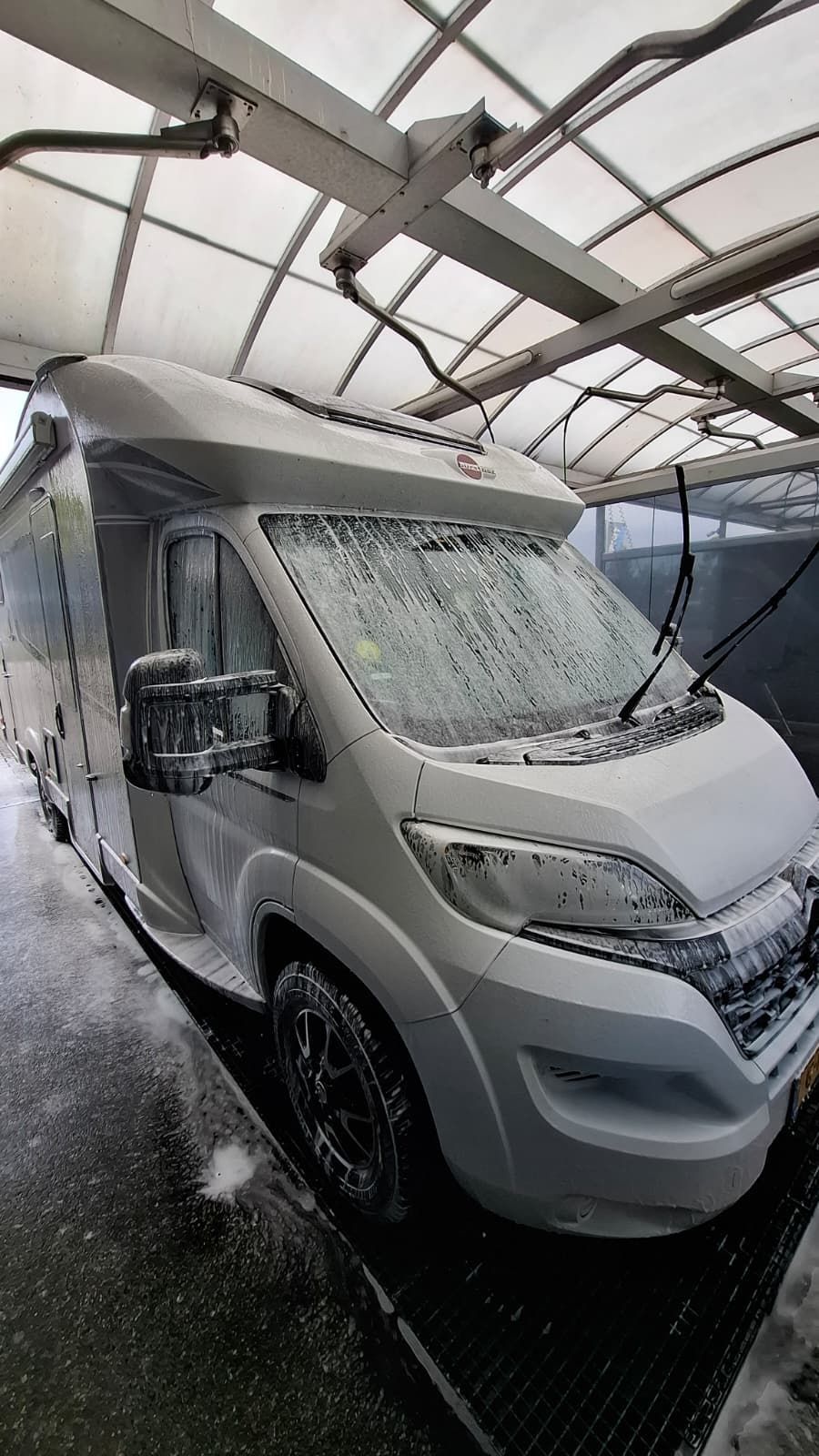camper in de wasstraat
