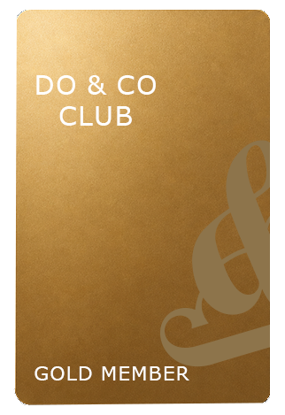 Goldene Do & Co Club-Mitgliedskarte mit weißer Schrift und verzierten Designelementen