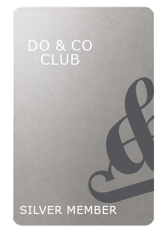 Goldene Do & Co Club-Mitgliedskarte mit weißer Schrift und verzierten Designelementen