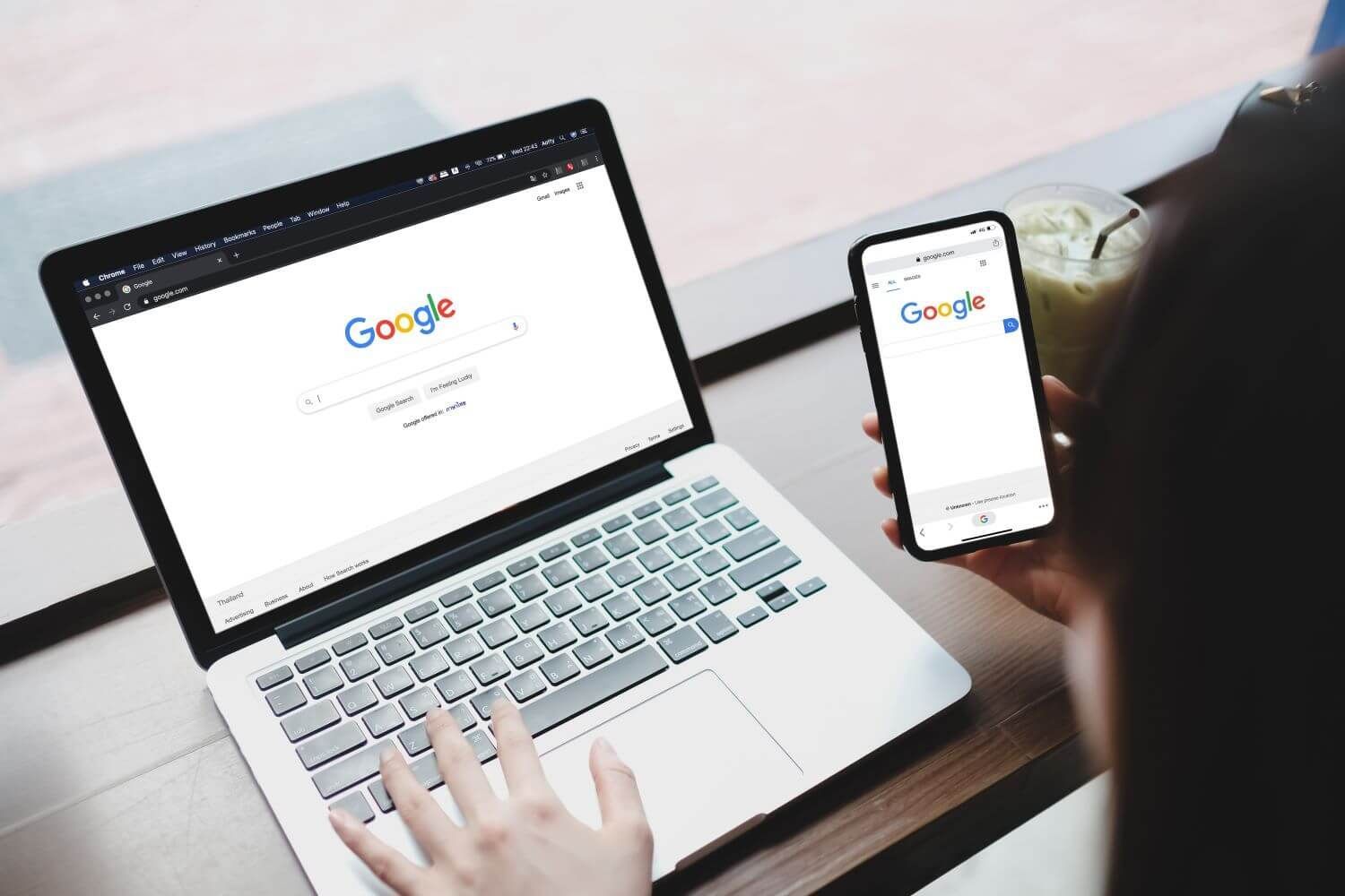 pessoa fazendo uma pesquisa no google