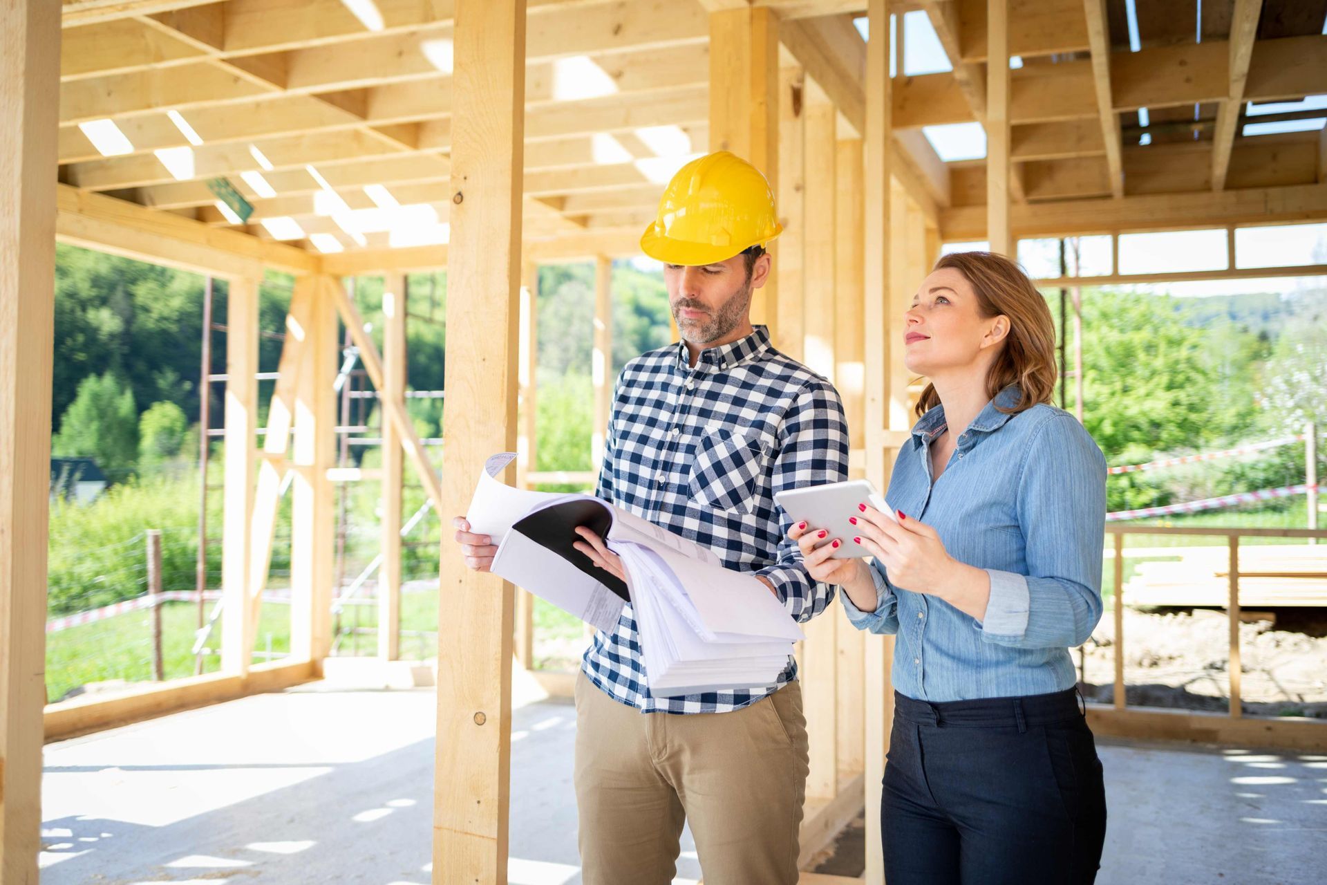 Arbeiter planen den Bau eines Hauses