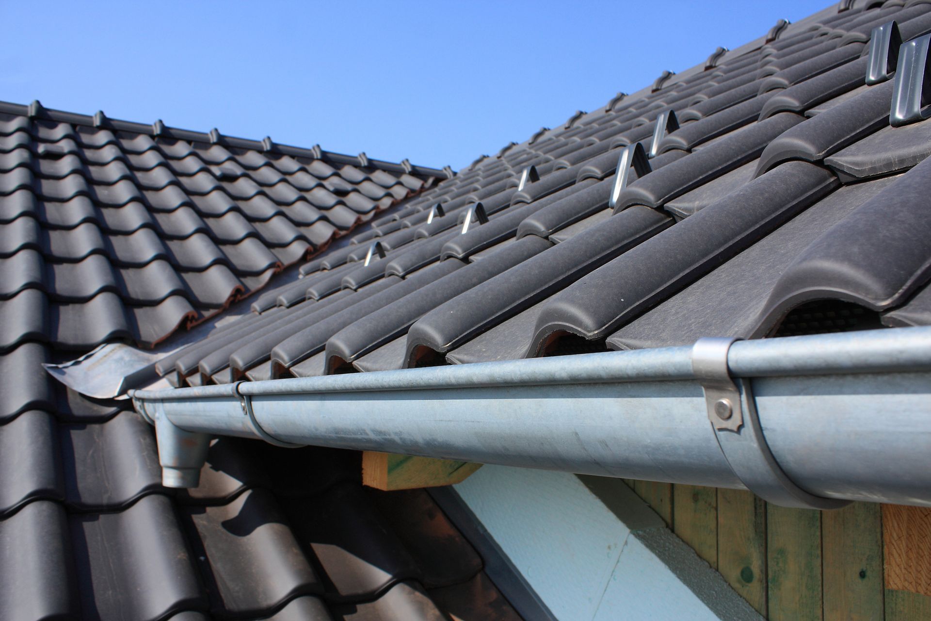 Worn-out gutters Ocala FL detaching from roofline