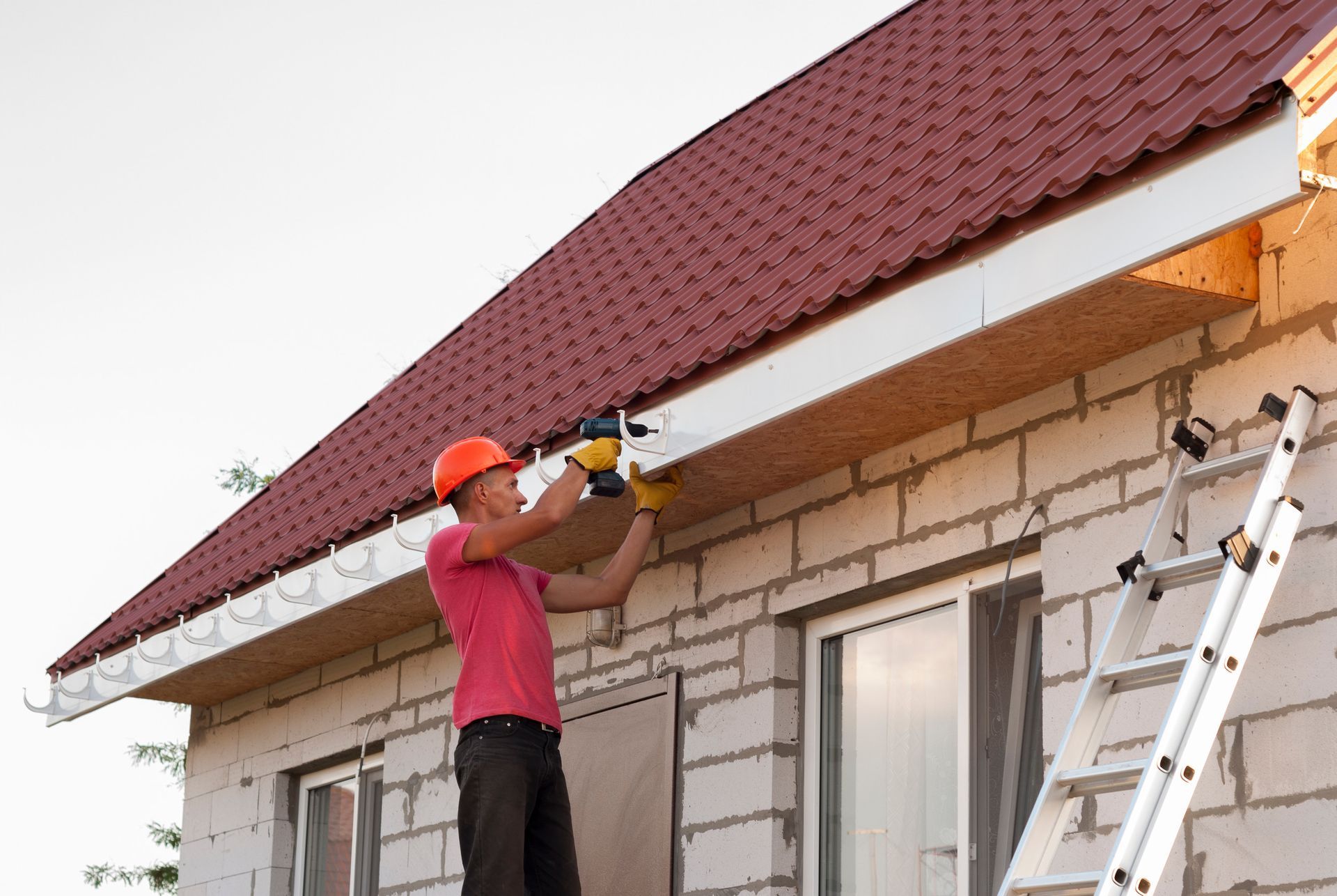 Professionals installing seamless gutter on a home in Florida
