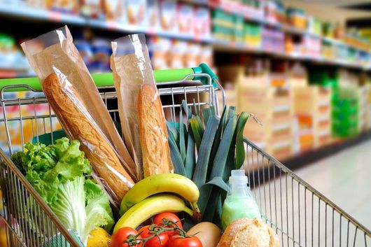 Carrello della spesa in una corsia del supermercato
