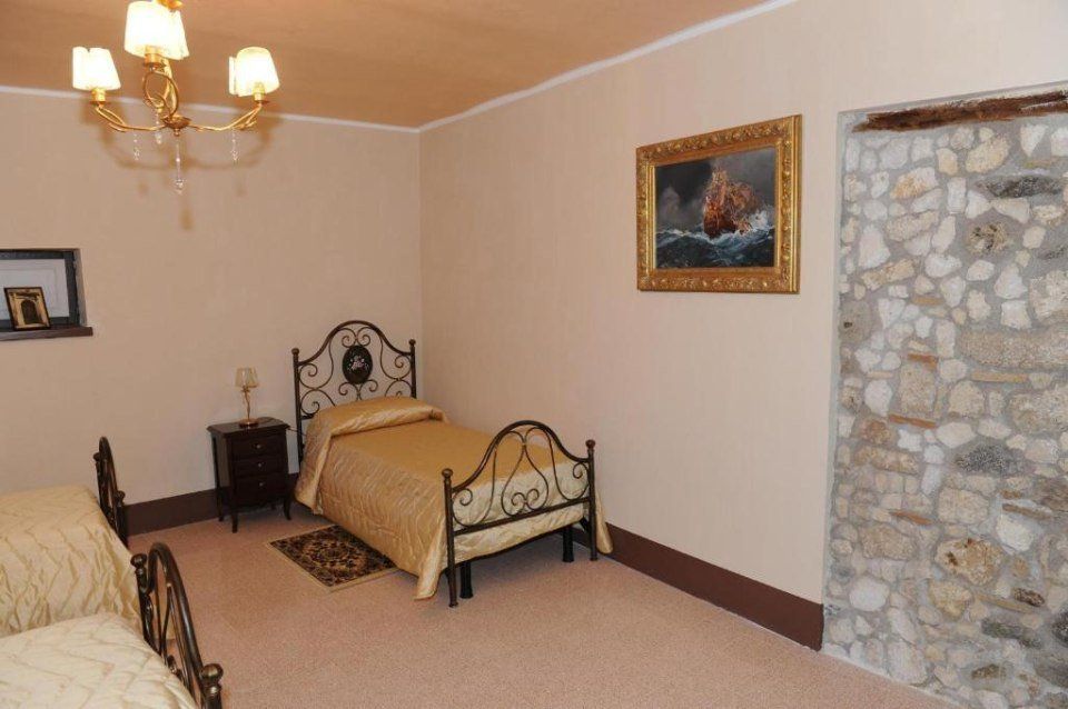 camera da letto con particolari in pietra a mruro