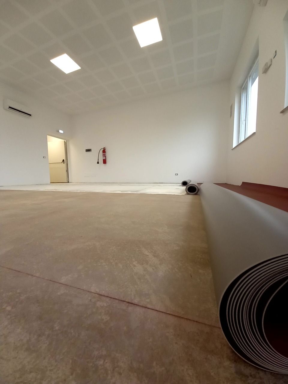 esposizione negozio di vino con arredi in legno
