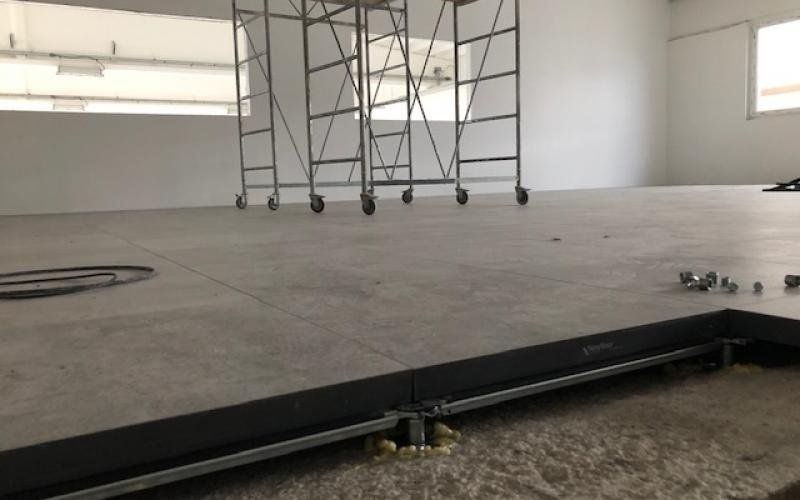 esposizione negozio di vino con arredi in legno