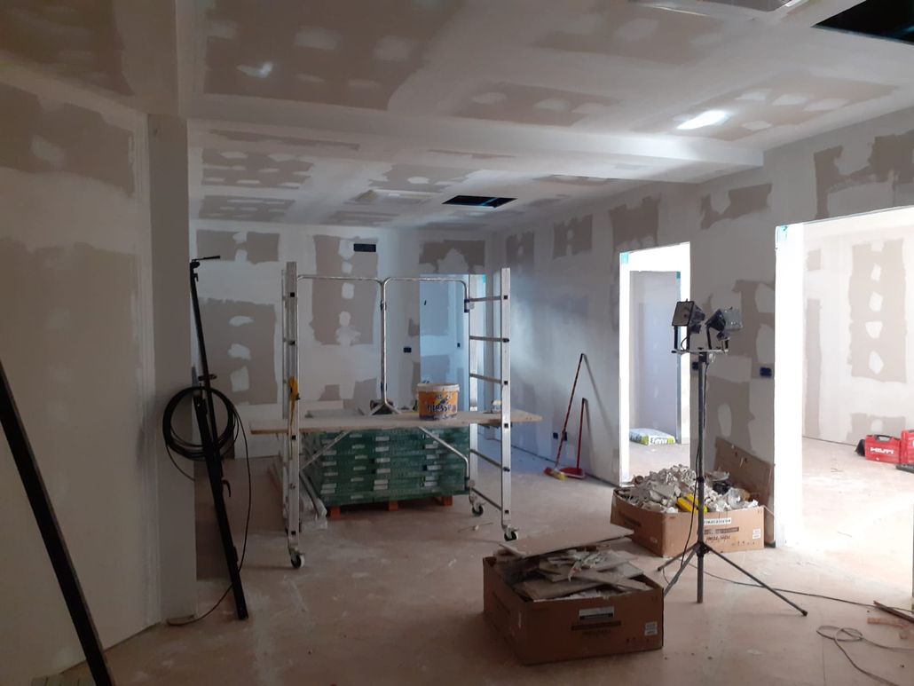 esposizione negozio di vino con arredi in legno