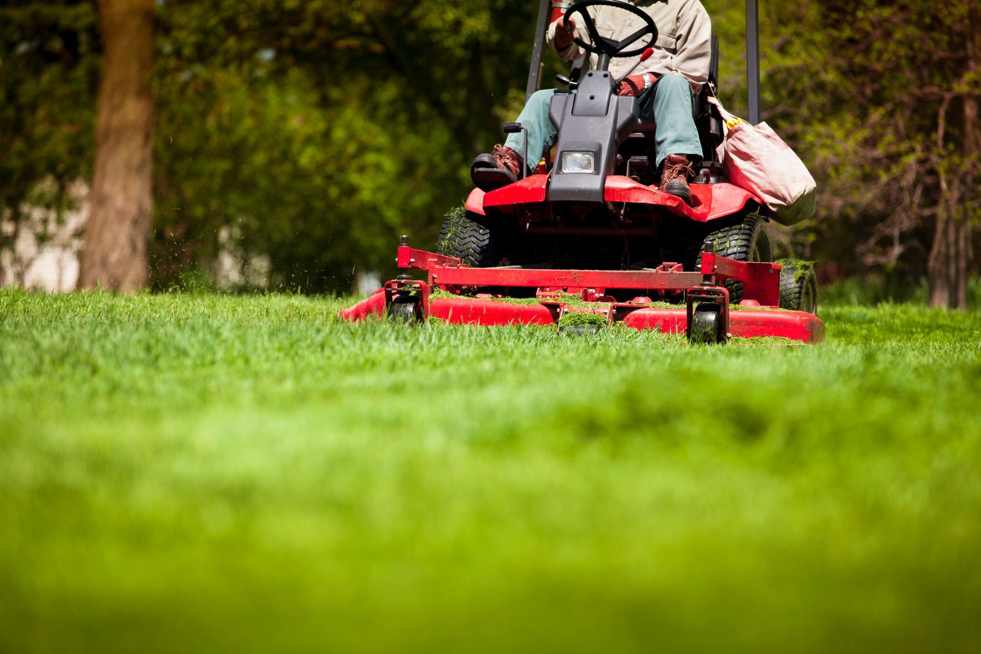 Lawn Mower - Cincinnati, OH - Nature Plus Lawn & Irrigation